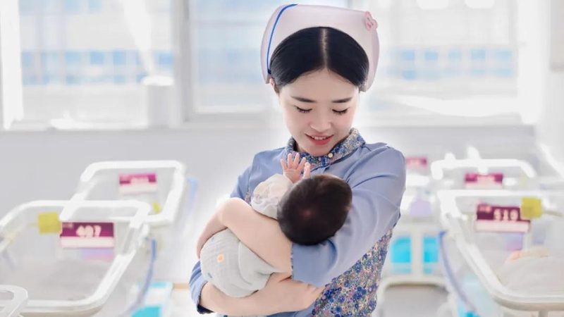 母婴护理师培训，年龄限制背后的考量**